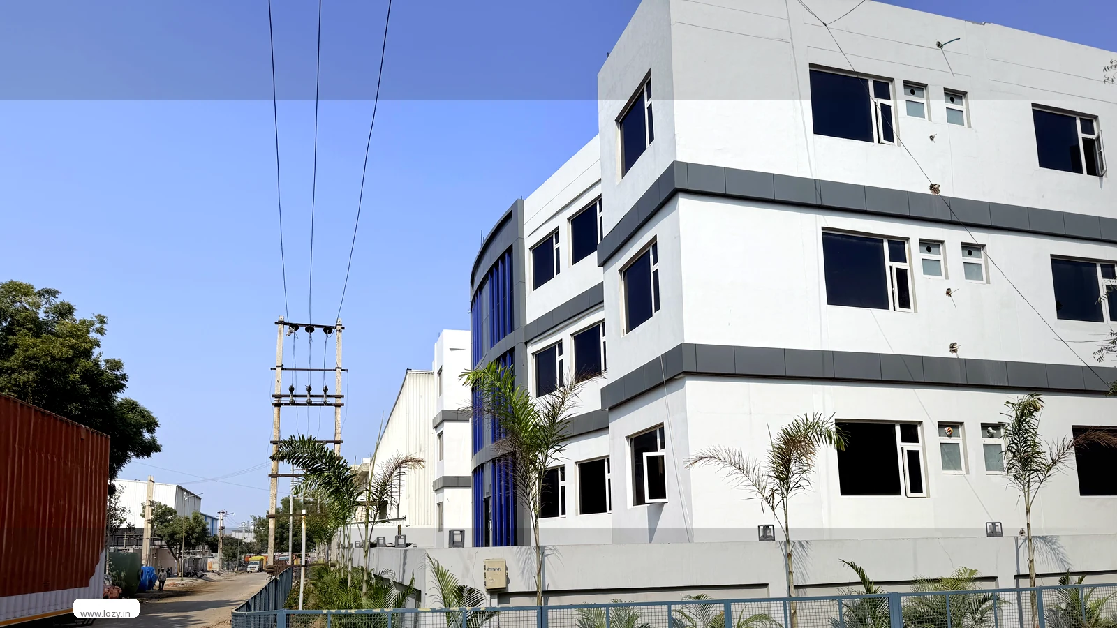 Ready-to-move warehouse unit at Manesar Sector 8, Gurugram - clear-span roof and painted floor bays