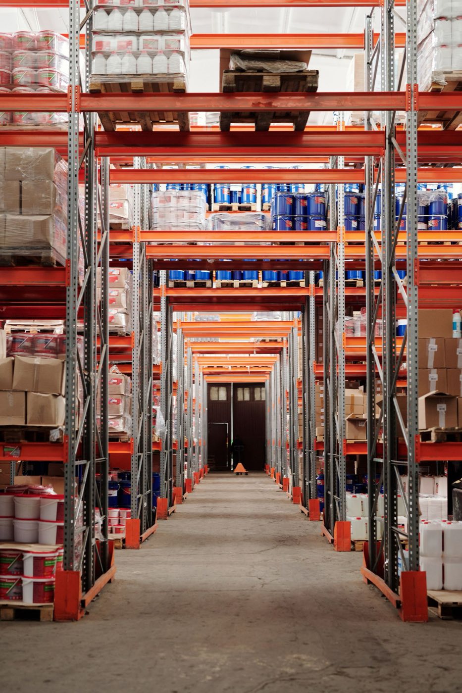 Mixed SKU storage on pallet racking at a Lozy 3PL warehouse